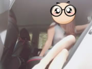 騷女在户外露出的車裡用手機自拍秀自己誘惑的美乳及身材